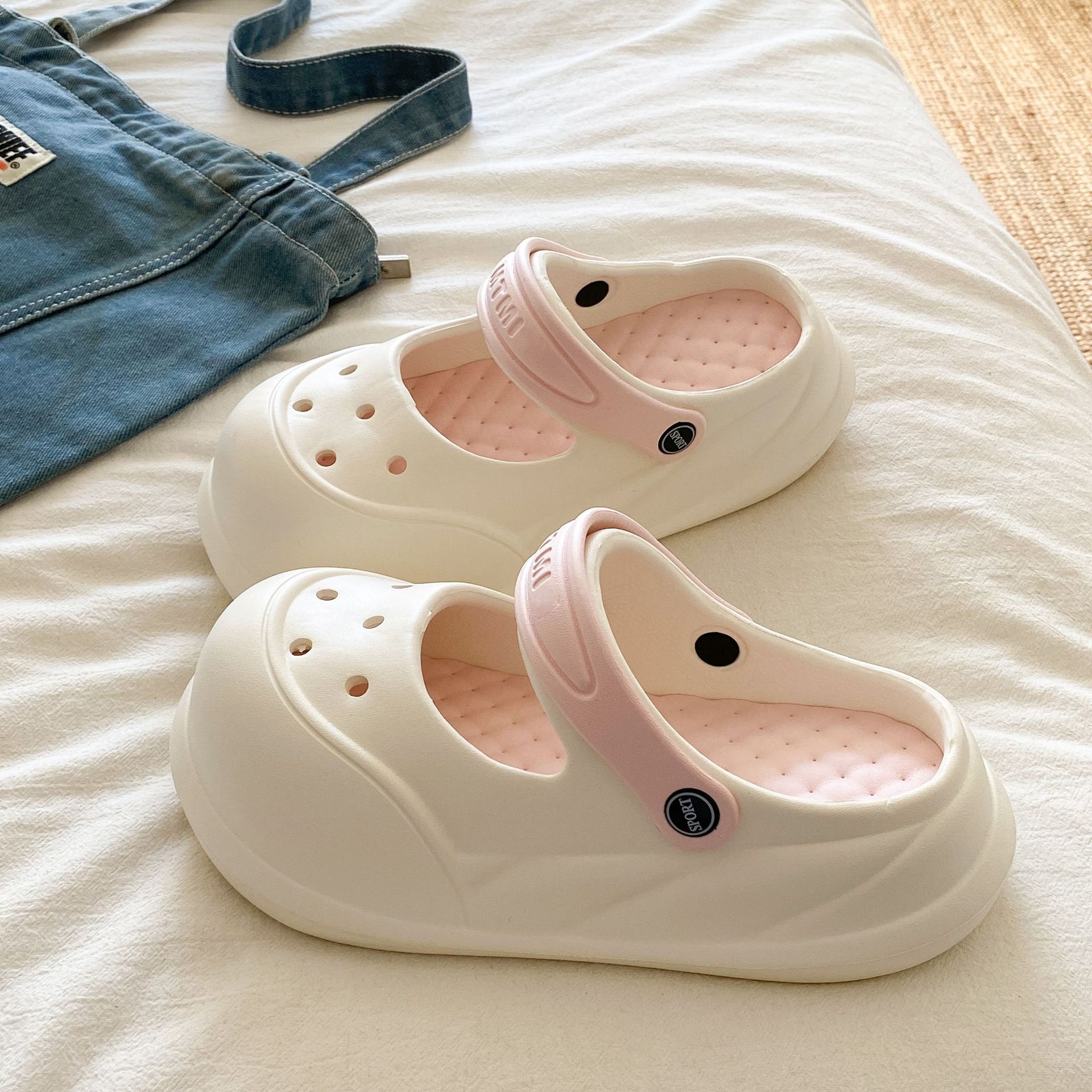 흰색과 분홍색 누드 신발