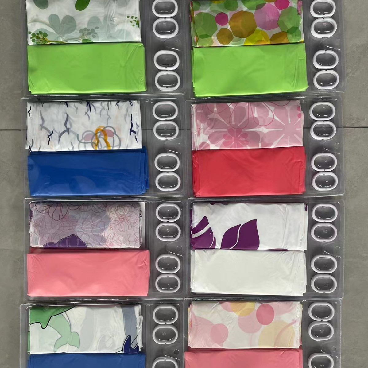 Cortinas de ducha impresas de PE al por mayor en existencia con juego de anillos para cortinas de ducha, cortinas desechables impermeables y prácticas, disponibles en varios diseños.