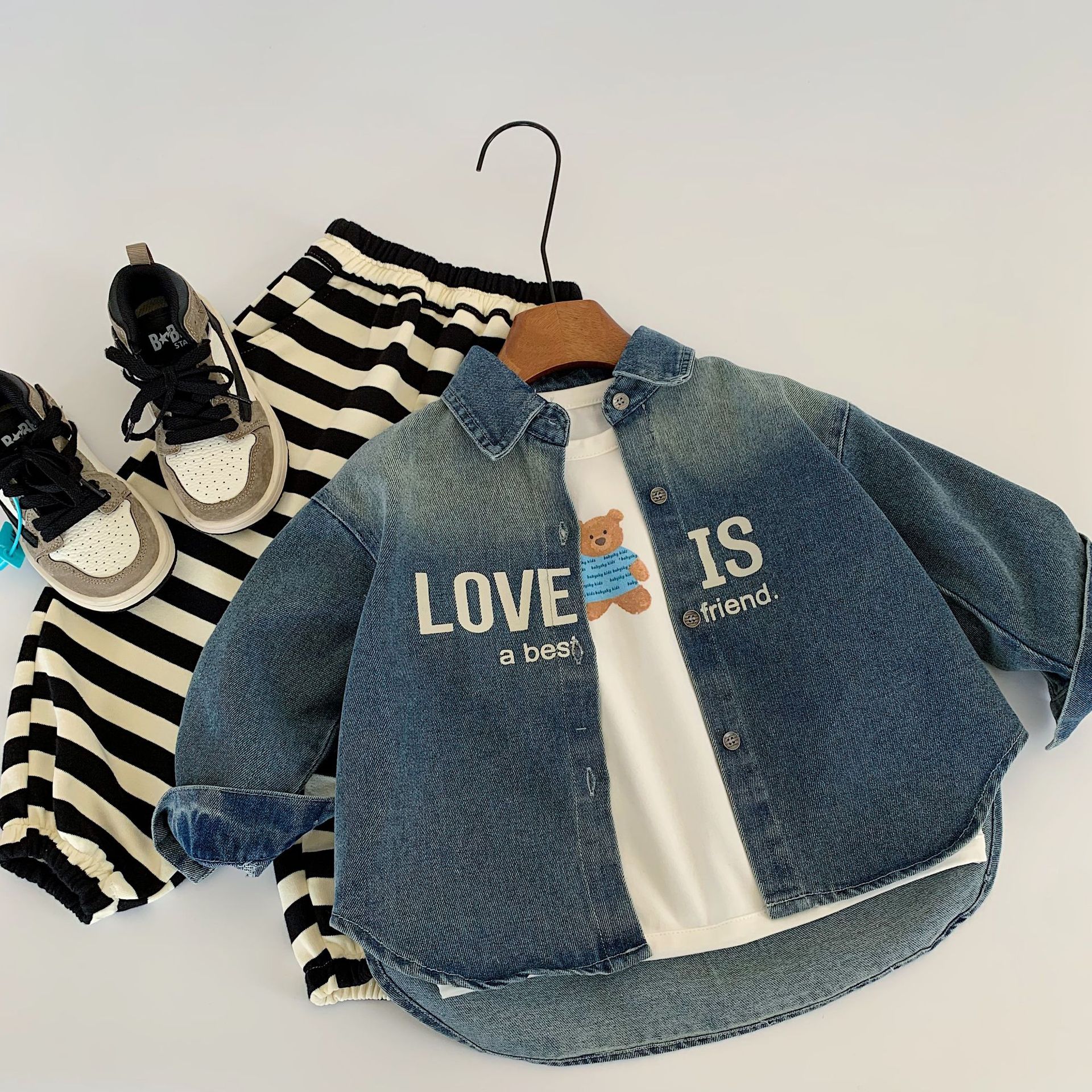 Camisas infantiles de Mai Bao 2025 otoño novedades retro jeans con solapa ropa infantil camisa de letras generales