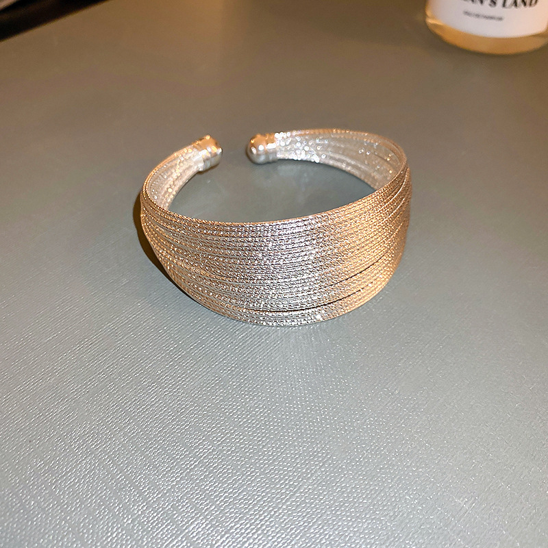 欧米のクロスボーダーにジルコンを入れて、ブレスレットを開けます。