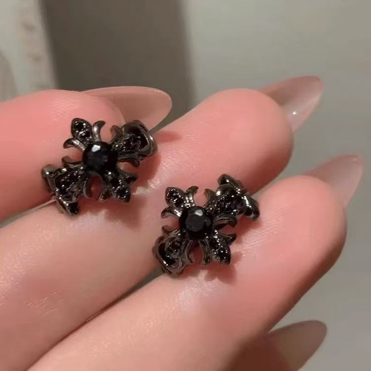 Nuevo clip de oreja de flor cruzada negra de pistola, pinza de oreja ajustable sin perforaciones de alta calidad, indolora, diseño de nicho, dulce y fresco