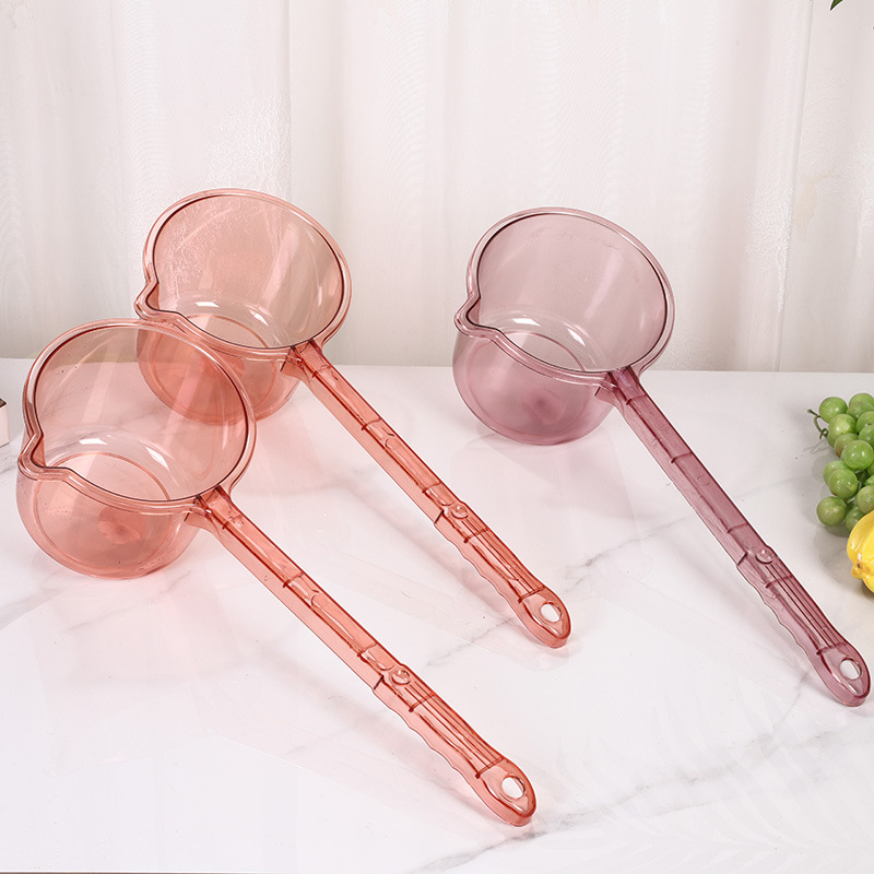 Cucharón de agua de cristal transparente con mango largo PET grueso, para lavar verduras y regar, diseño simple de color sólido.