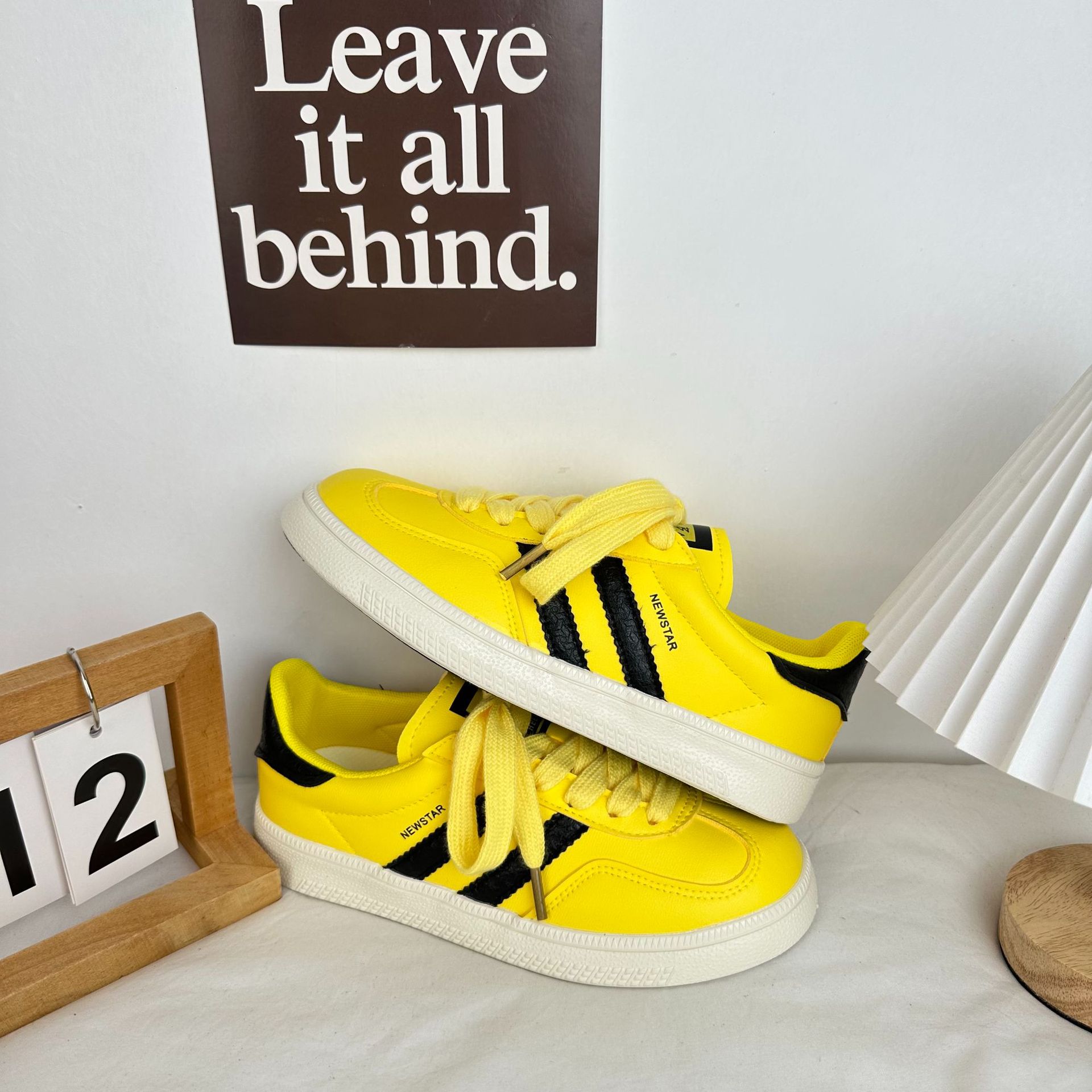 Yuanbo 2024 primavera y verano zapatos de entrenamiento alemán amarillos de moda para mujeres de nicho universal zapatos de skate británico de color 5097