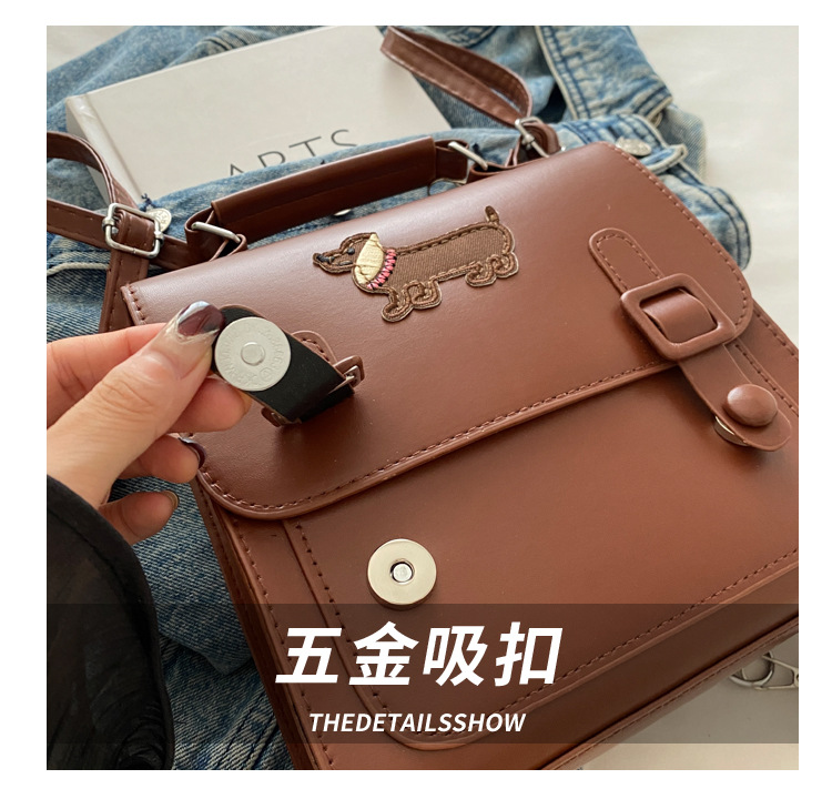 This is a new retro commuting backpack for the autumn of 2024, featuring a casual color contrast and a niche design. It is a small square single-shoulder hand-carry bag Item Picture