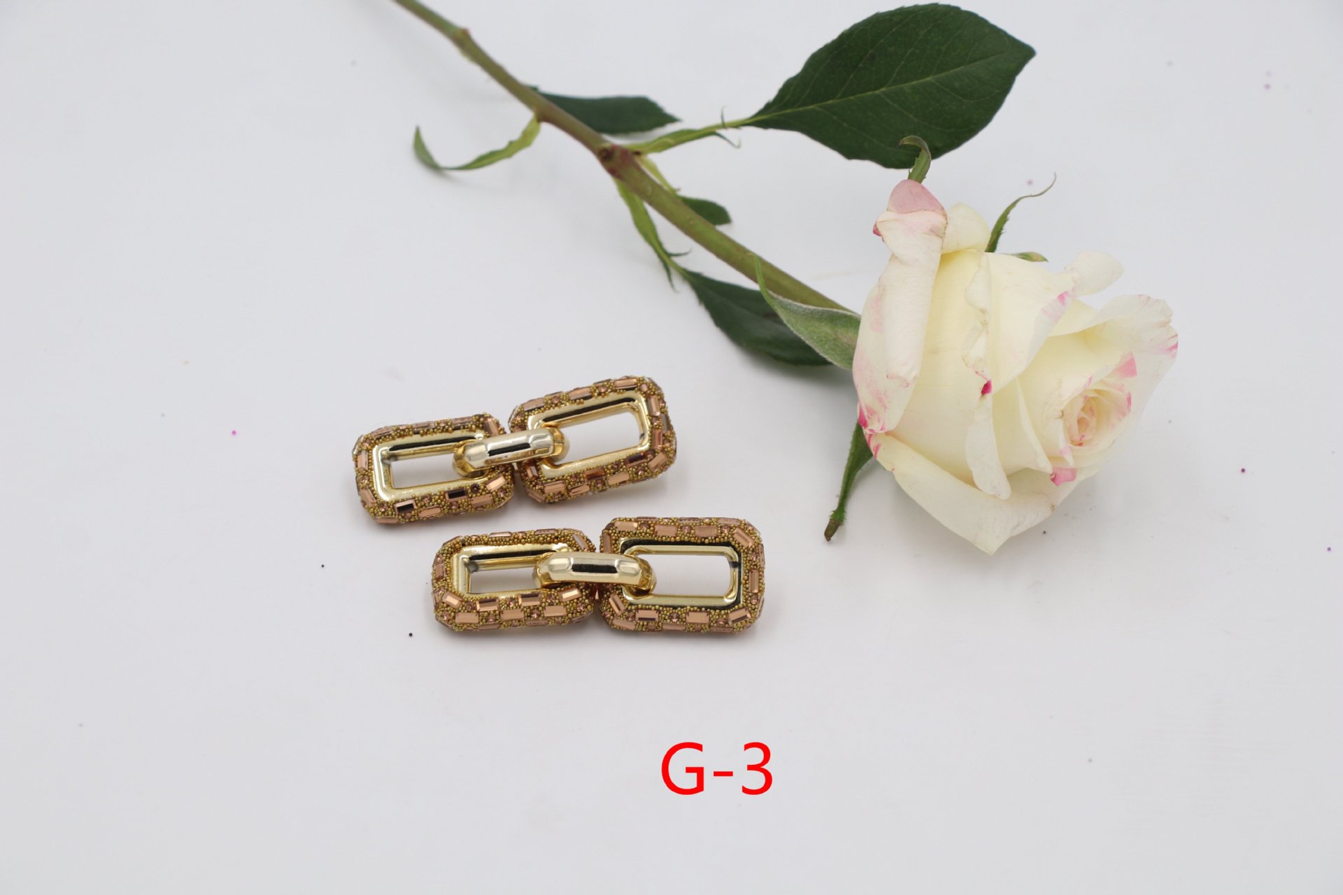 Orecchini pendenti a catena con diamanti geometrici_voghion.com