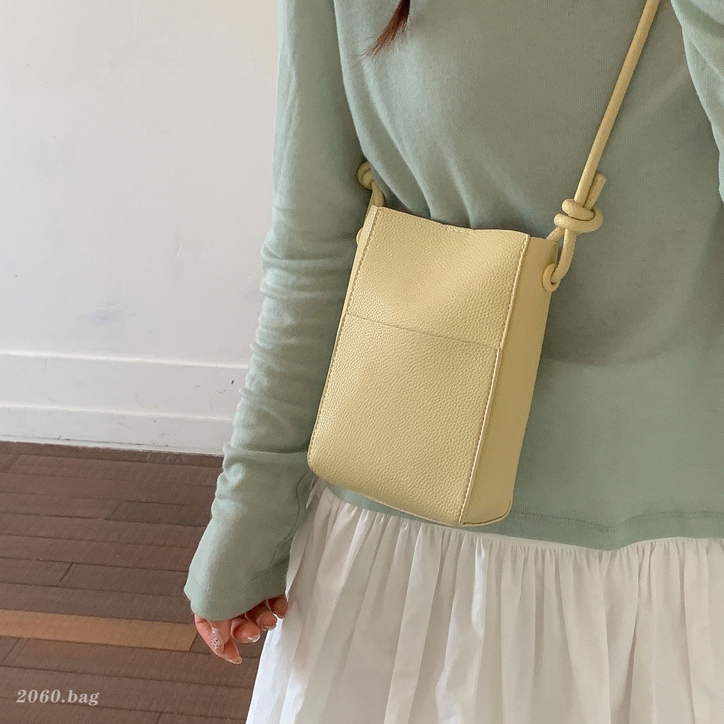 Bolsa de mujer nuevo color sólido 2026 bolso coreano ligero portátil pequeño cubo de aire extranjero nicho de verano inclinado teléfono móvil hombro