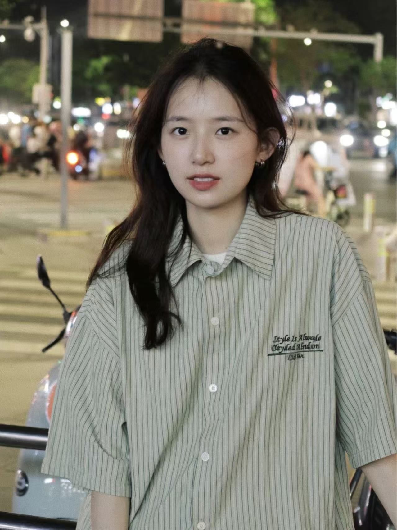 ストライプの半袖のシャツの女子学生の夏の日本のファッションのブランドのゆったりしたレトロな重ね着のカジュアルな工装の刺繍のシャツのファッション