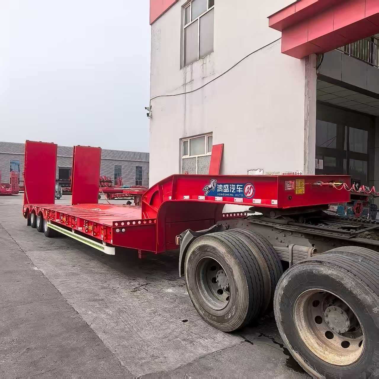 挖掘机运输半挂车 双节液压爬梯勾机板运输半挂车 低平板车价格
