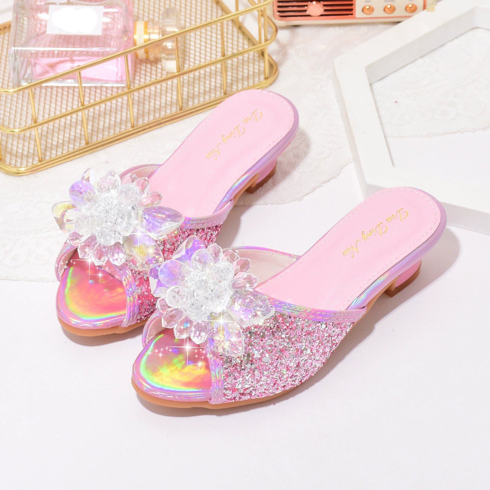 Детские тапочки, модные милые летние новые уличные туфли принцессы для девочек, сандалии с кристаллами для маленьких девочек