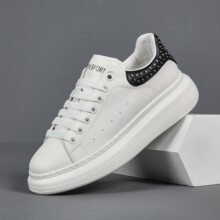 新款百搭铆钉男鞋头层牛皮系带休闲单鞋男运动鞋子男式大白鞋潮