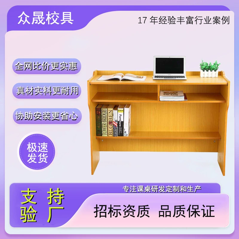 Новый школьный учитель председательствует на трибуне