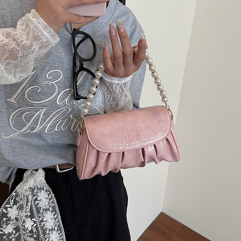 Bolso de alta calidad con textura 2025 verano nuevo estilo bolso femenino patrón de agarre de mano plisado bolso de hombro con cadena de cuentas bolso de mensajero