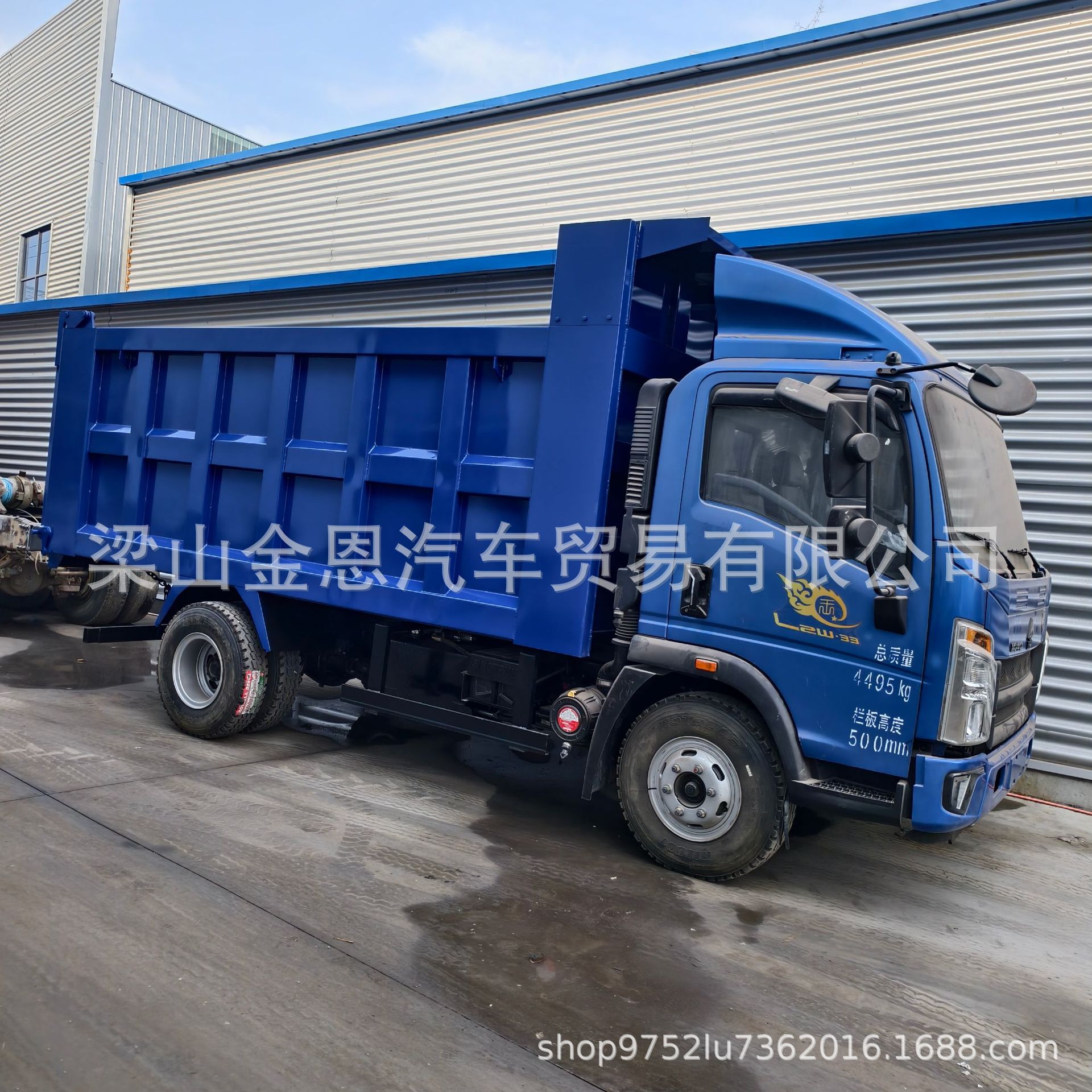 Manufacturer Exports 4*2 Cargo Transport Vehicles, 360-Horsepower Dump Trucks, and Motorcycles That Are Flexible, Sturdy, and Durable