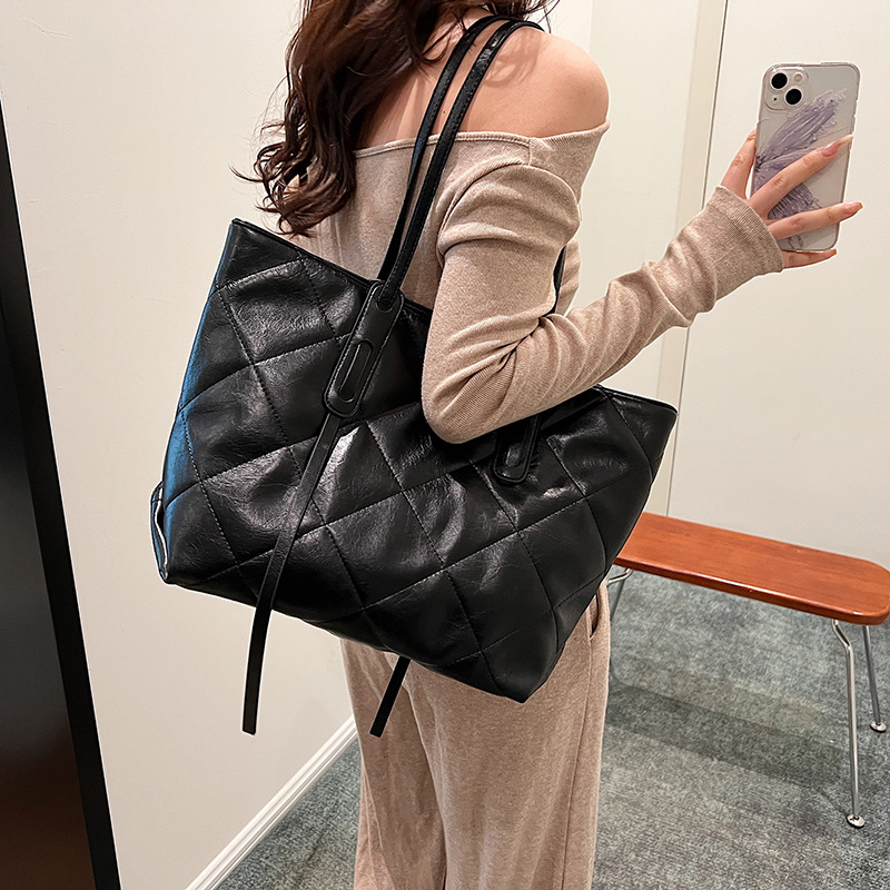 Large Capacity Bag, Versatile For Women In 2023, New Trend This Year, Solid Color Diamond Grid Shoulder Bag, Textured Commuting Tote Bag_voghion.com