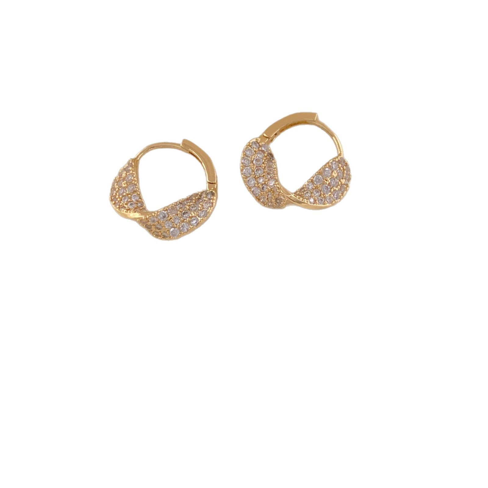 Personalidad europea y americana flash torsión perfiles ligeros de lujo diseño de diamante completo sensación de alto nivel temperamento simple pendientes de orejas para mujeres