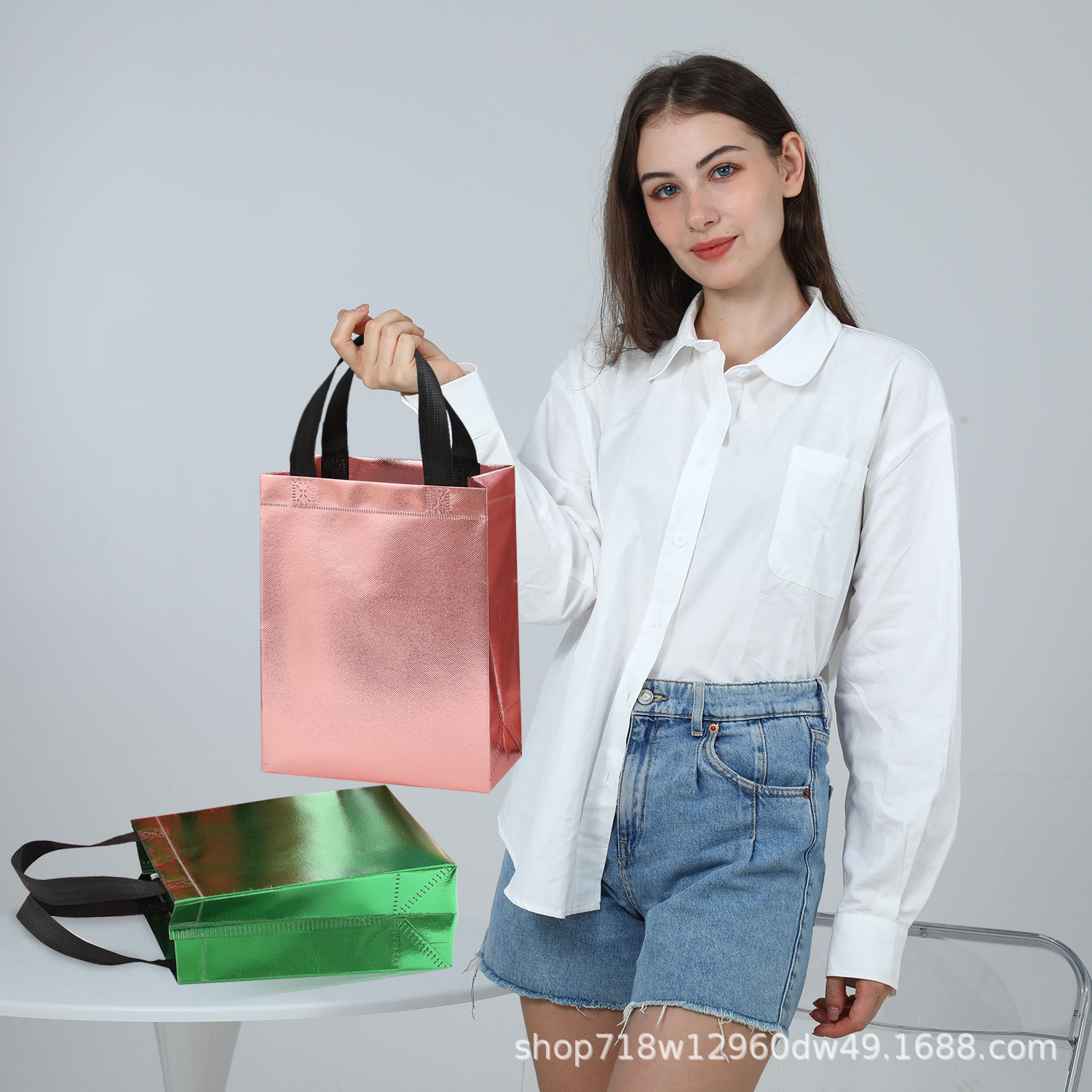 En stock nueva bolsa de regalo no tejida láser bolsa de regalo de boda bolsa de fiesta de comercio exterior logotipo imprimible