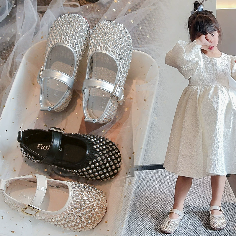 Девочки полые бриллиантовые сандалии 2025 прохладное лето маленькая девочка стразы хрустальная принцесса обувь маленькая детская обувь