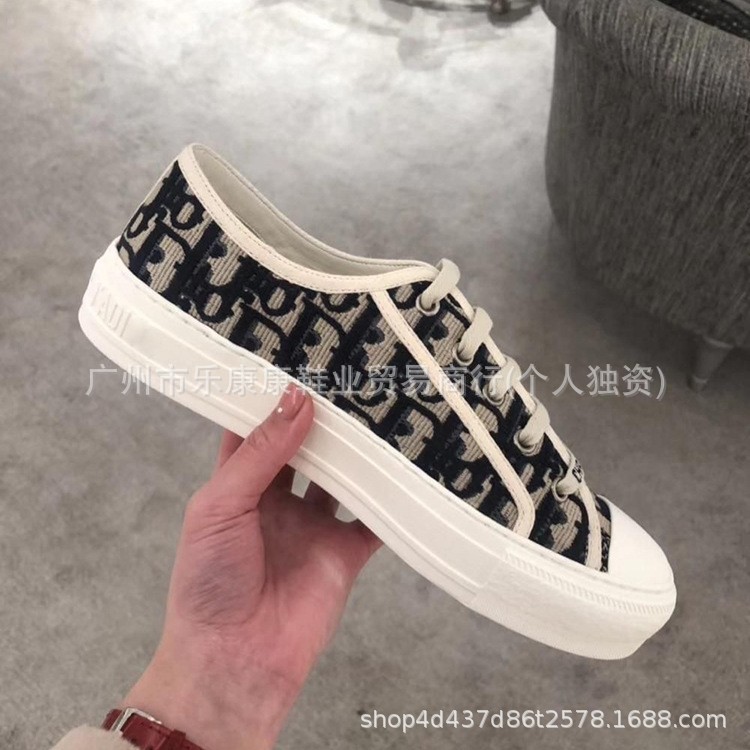 D casa zapatillas de deporte blanco grisáceo mujer 2025 nuevas letras presbiterias bordadas zapatos blancos transpirables de suela suave zapatos de lona casuales