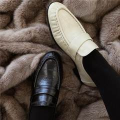 小衆t * R春秋の新型レトロな本革のしわ楽福靴の女性の丸い頭の平底の足は小さい靴の靴の靴を漕ぎます。