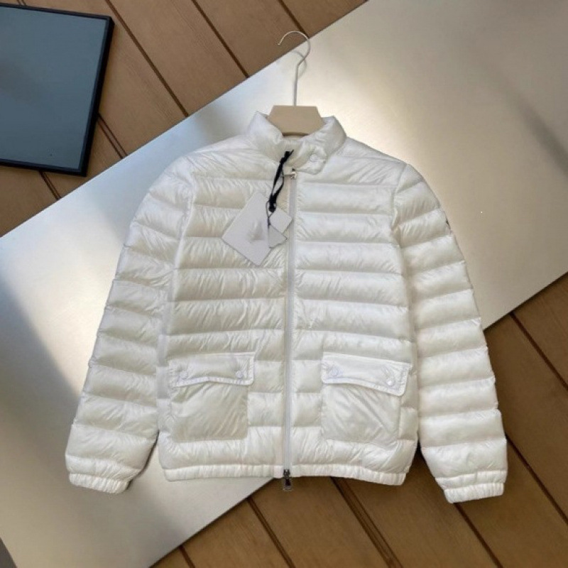 In stock: High-end version of the Moncler 2026 new collection, a stylish and versatile short down jacket for women, a lightweight and comfortable outerwear piece In stock: High-end version of the Moncler 2026 new collection, a stylish and versatile short down jacket for women, a lightweight and comfortable outerwear piece