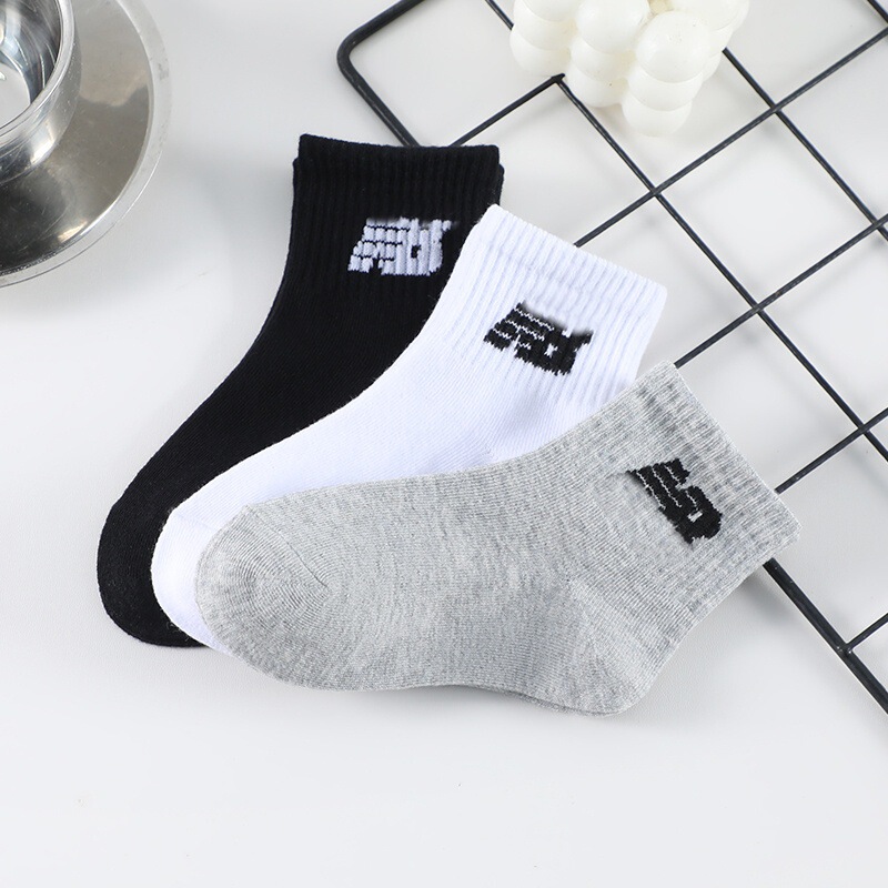 New Balance Nb Kidsren's Socks, Mid-Length Casual and Fashionable Cotton Socks in Black, White and Gray for Boys and Girls Aged 1-12 Years Old New Balance Nb Kidsren's Socks, Mid-Length Casual and Fashionable Cotton Socks in Black, White and Gray for Boys and Girls Aged 1-12 Years Old