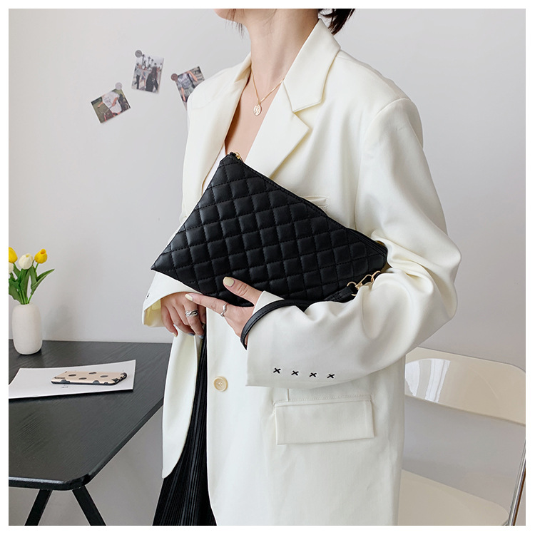 Retro Solid Color Texture Clutch Bag Simple Rhombic Soft Face Envelope Small Square Bag display picture 10