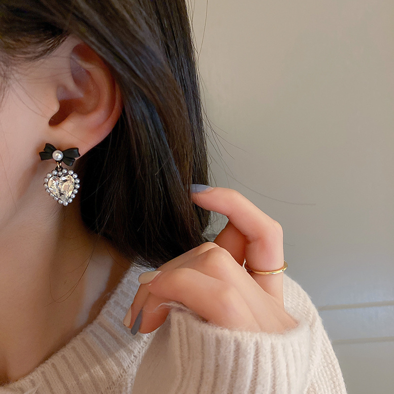 Boucles D'oreilles Pendantes Rétro Avec Strass En Forme De Coeur Et Strass display picture 4