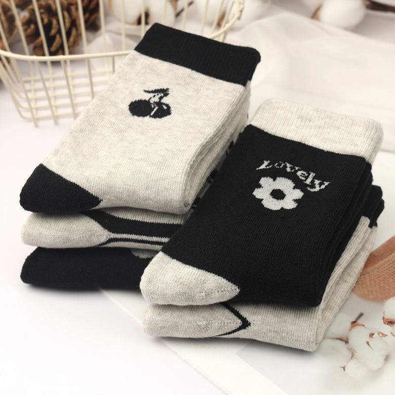 검은 색과 회색 작은 꽃