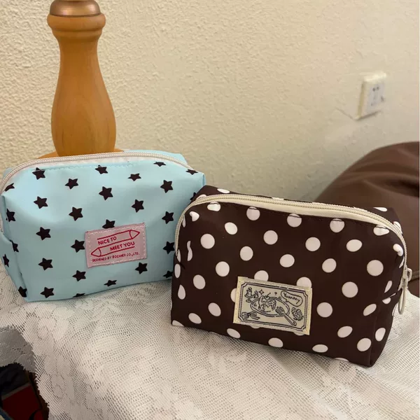 Retro Cute Label-Studded Star Polka Dot Toast Makeup Bag, Large Capacity, High Aesthetic Value, Portable Miscellaneous Storage Bag Wholesale