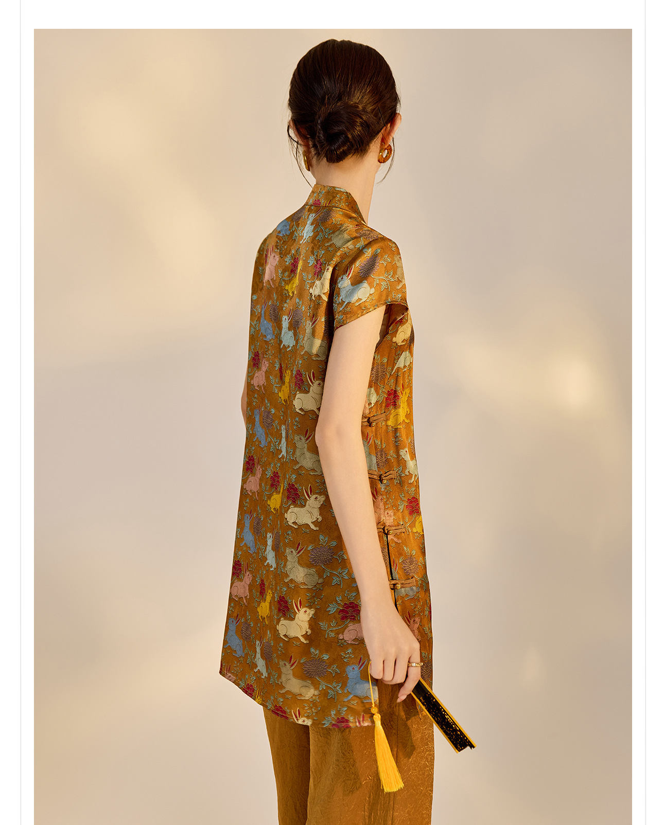 Đầm suông midi chữ A vải rayon thêu hoa cách tân cổ điển Trung Quốc — Màu đỏ san hô, Màu caramel chi tiết 30