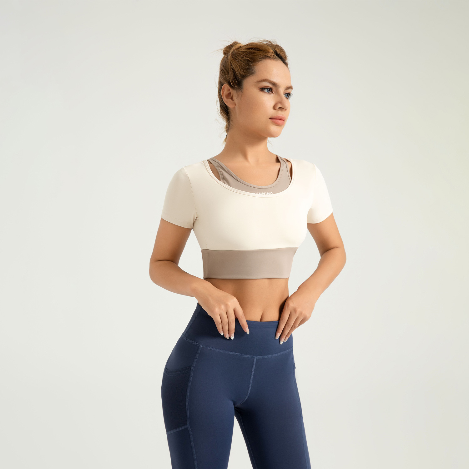 Área transfronteriza, doble pieza de yoga de manga corta sin bra, camisa deportiva