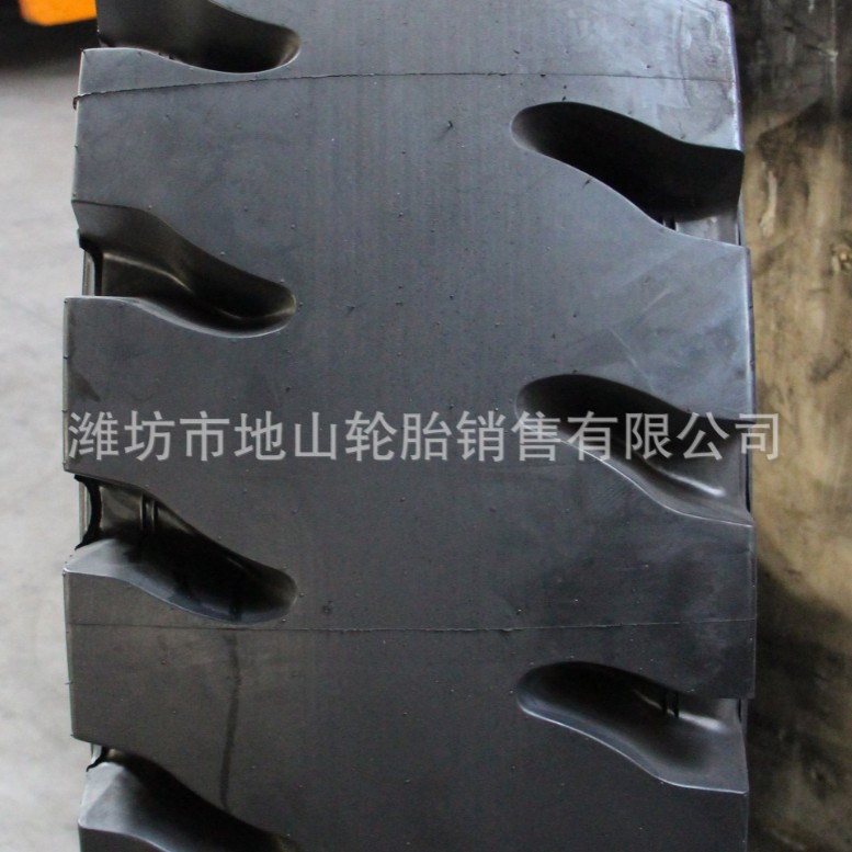 直供1800R25钢丝子午线 港口胎 叉车胎 吊车胎