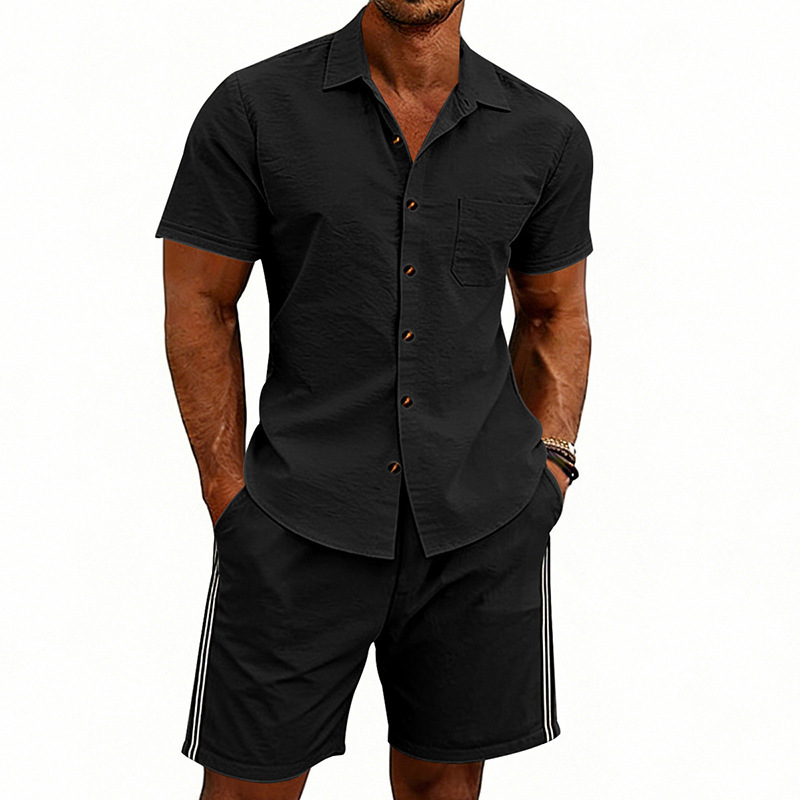 Completo estivo da uomo composto da camicia a maniche corte e pantaloncini a righe, semplice e casual, tinta unita, risvolto alla moda_voghion.com