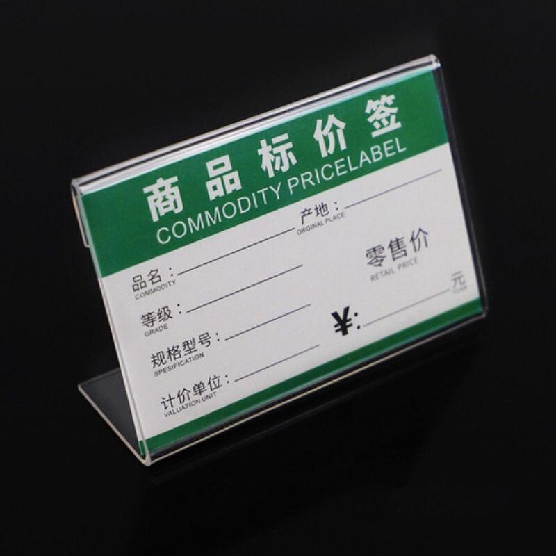 アクリル展示ブランドの価格ブランドのテーブルの壁には、価格表付きの商品が厚く展示されています。|undefined