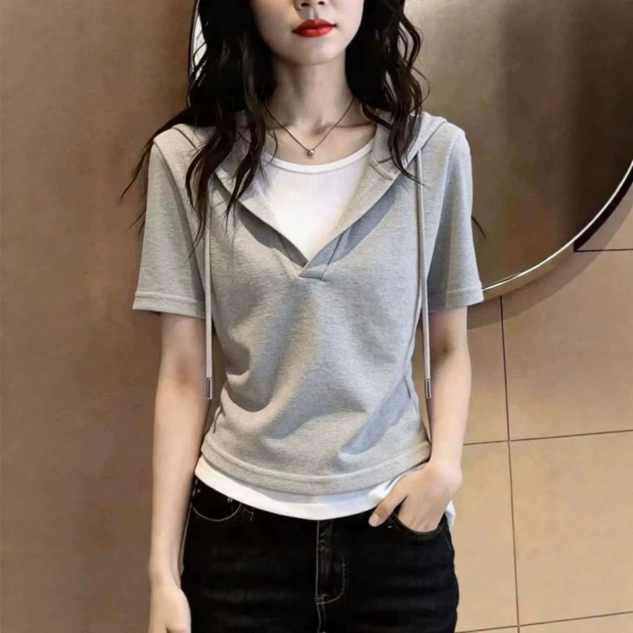 Áo thun nữ tay ngắn cổ tròn phối hai lớp mũ trần, thiết kế giả hai lớp tạo hiệu ứng che khuyết điểm — màu xám chi tiết 4