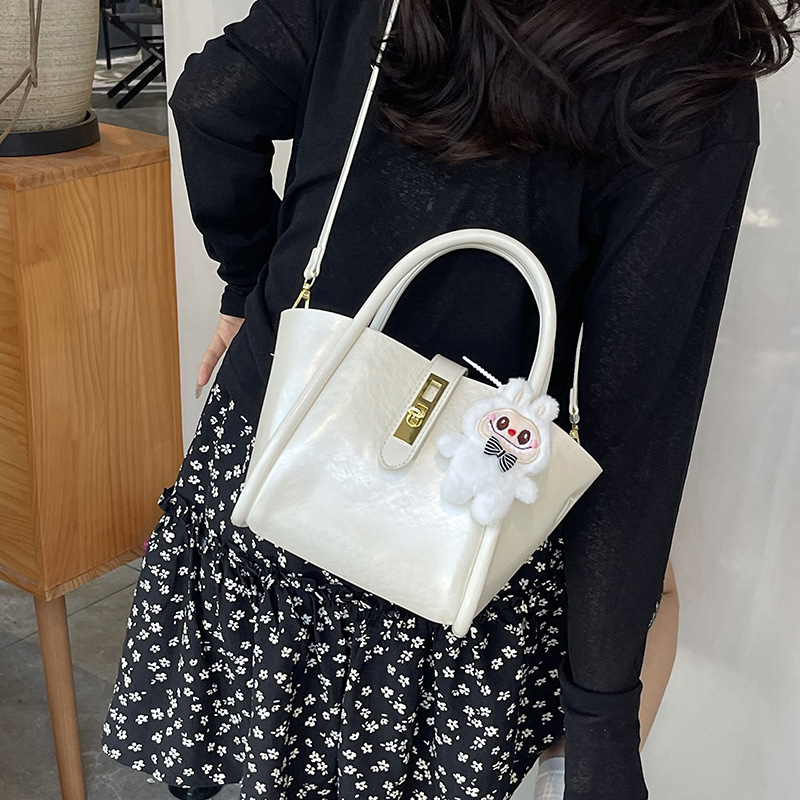 Bolso de canasta de verduras transfronterizo para mujer 2025 nuevo bolso de mensajero de viaje de moda, bolso de cubo de todo fósforo con personalidad de nicho