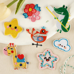 コンピュータの刺繍の標識のかわいい漫画の動物は刺繍の章の子供の服装の補助材料の手帳を貼って自ら刺繍の布を貼り付けます。