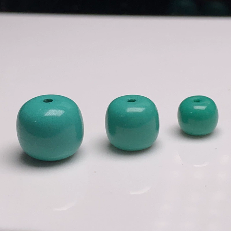 Искусственно оптимизированные бирюзовые старые бусы с разбросаными бусинками