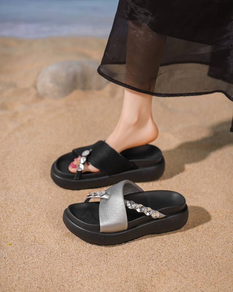Dép sandal nữ xỏ ngón đế xuồng đính đá pha lê, đế dày thoải mái, đi biển mùa hè — đen, bạc chi tiết 10
