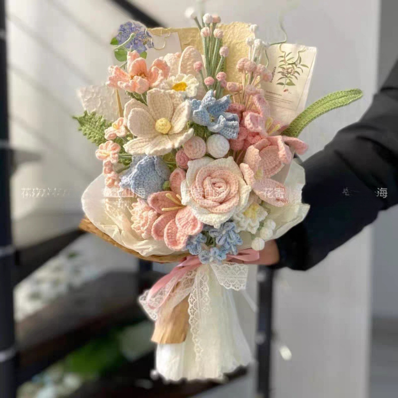 完成した誕生日の女の子の親友の手編みの花束、ニットウール、実用的な卒業ギフト、古いかぎ針編みの花束|undefined