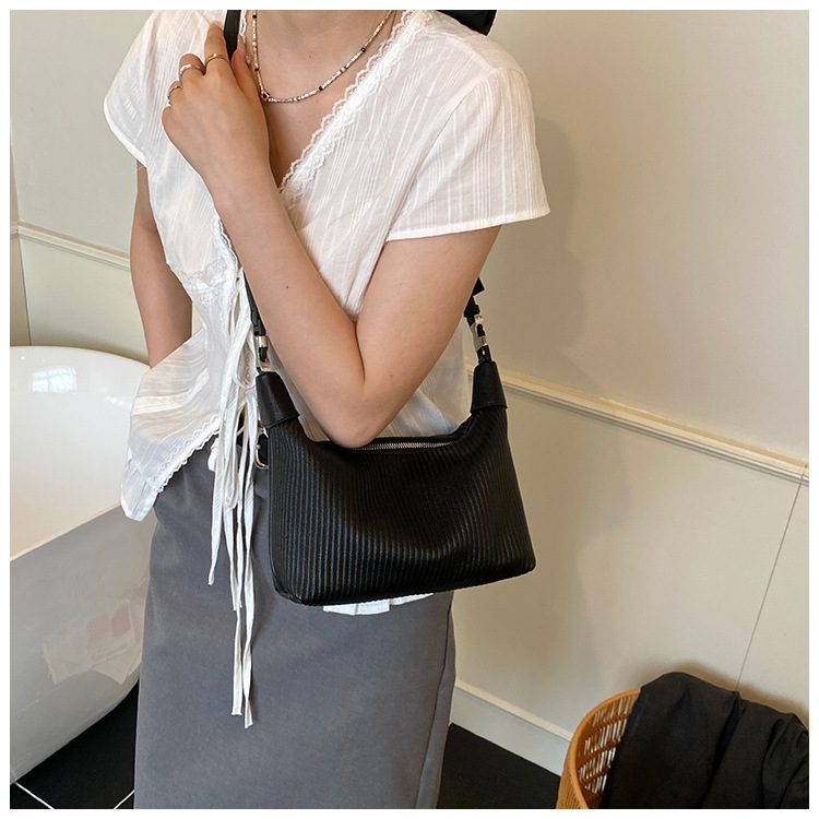 A niche hand-held pleated bag for women in the summer of 2025, a trendy and retro underarm bag, and a versatile Instagram single-shoulder crossbody bag undefined