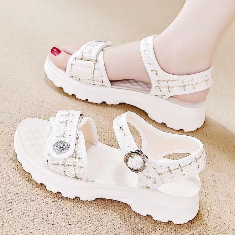 Zapatillas frías de fondo grueso para mujeres 2024 verano nuevos zapatos de playa muffin rojo red de fondo grueso para aumentar la altura de las zapatillas para mujeres