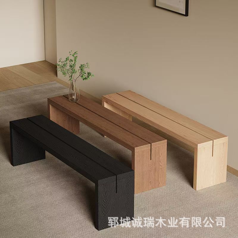 寂しい風の古い楡の木のベンチは家庭で食事をします。|undefined