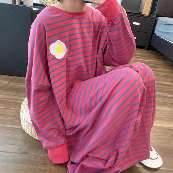 Primavera y otoño 2024 nuevo vestido de pijama de manga larga red rojo ins viento suelto bordado vestido de frutas a rayas ropa para el hogar
