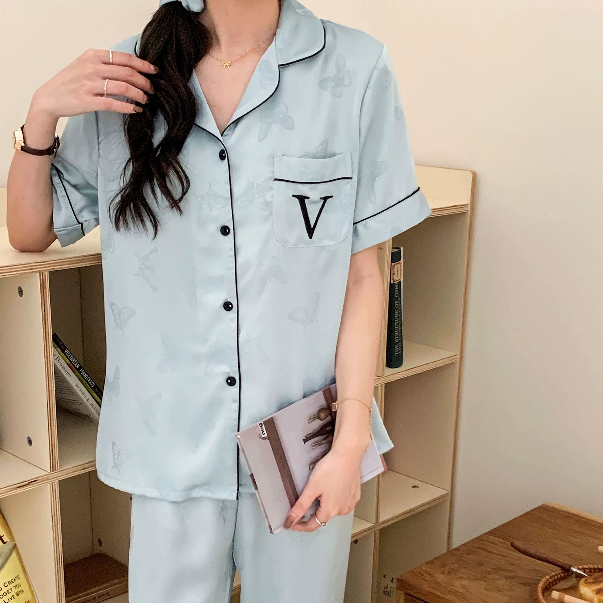 Пижама из ледяного шелка женский летний новый стиль с короткими рукавами брюки бабочка лунный свет атласный тонкий продвинутый домашний костюм набор из двух частей