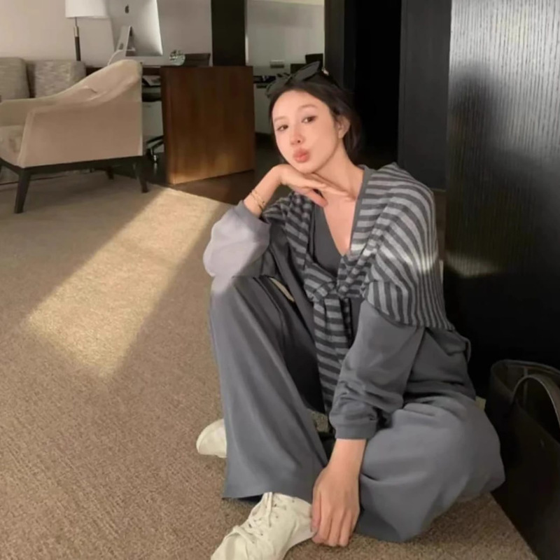 新款时尚简约百搭浅灰条纹披肩丝巾秋季显白氛围感三角披肩女早秋|undefined