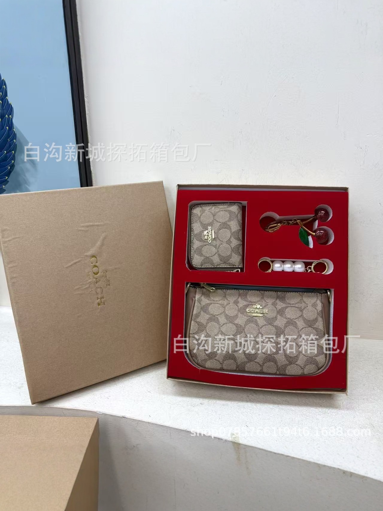 Transfronterizo paquete de bolsas de mano de damas 2025 nueva moda impresa bolsa de cambio llaveros caja de regalo universal