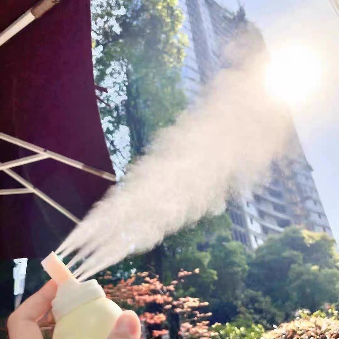 Asakusa River sunscreen spray is refreshing and transparent, whitening the neck and body, and can be used to prevent UV rays and moisturize the skin.