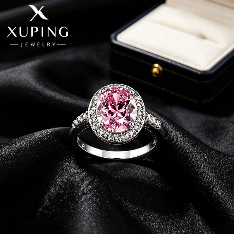 Xuping estilo lujoso temperamento ligero huevo de paloma anillo de aleación de cobre incrustado con gemas artificiales geometría elíptica anillo elegante