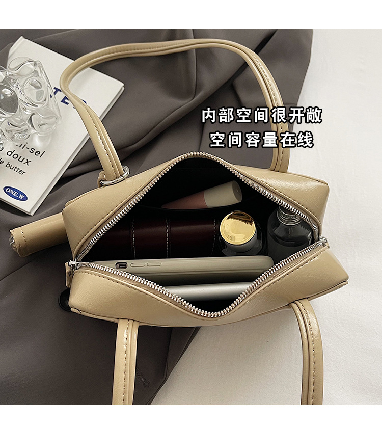 The 2024 new women's single-shoulder underarm bag is a simple and elegant commuting bag with a Korean-style niche design sense. It's a small square bag undefined